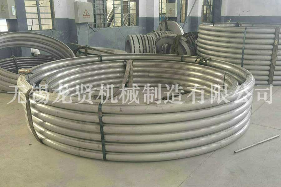 高速公路上的半圓管！